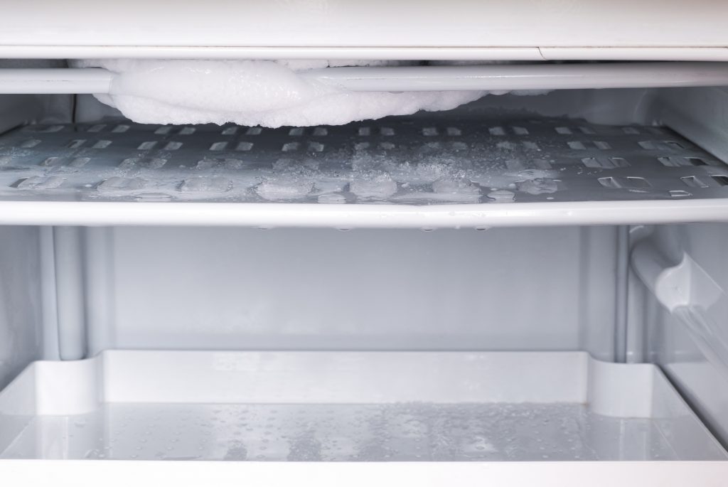 Kühlschrank im inneren ist Eis