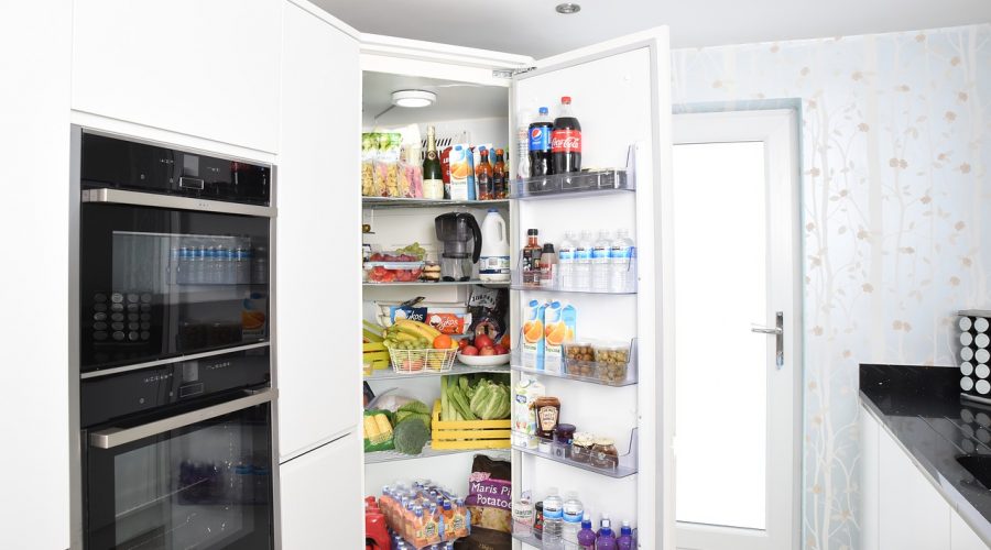 Küche mit einem offenen Kühlschrank